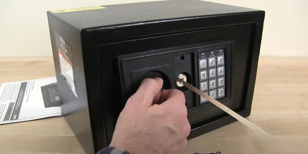 How to open a locked combination safe